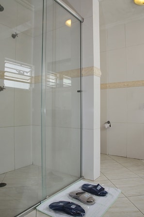 Habitación triple estándar, 1 habitación | Baño | Amenidades de baño gratuitas, secadora de cabello, pantuflas, toallas 