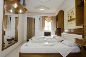 Caja de seguridad en la habitación, escritorio y cortinas blackout