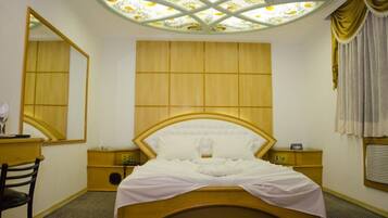 Een kluis op de kamer, een bureau, verduisterende gordijnen