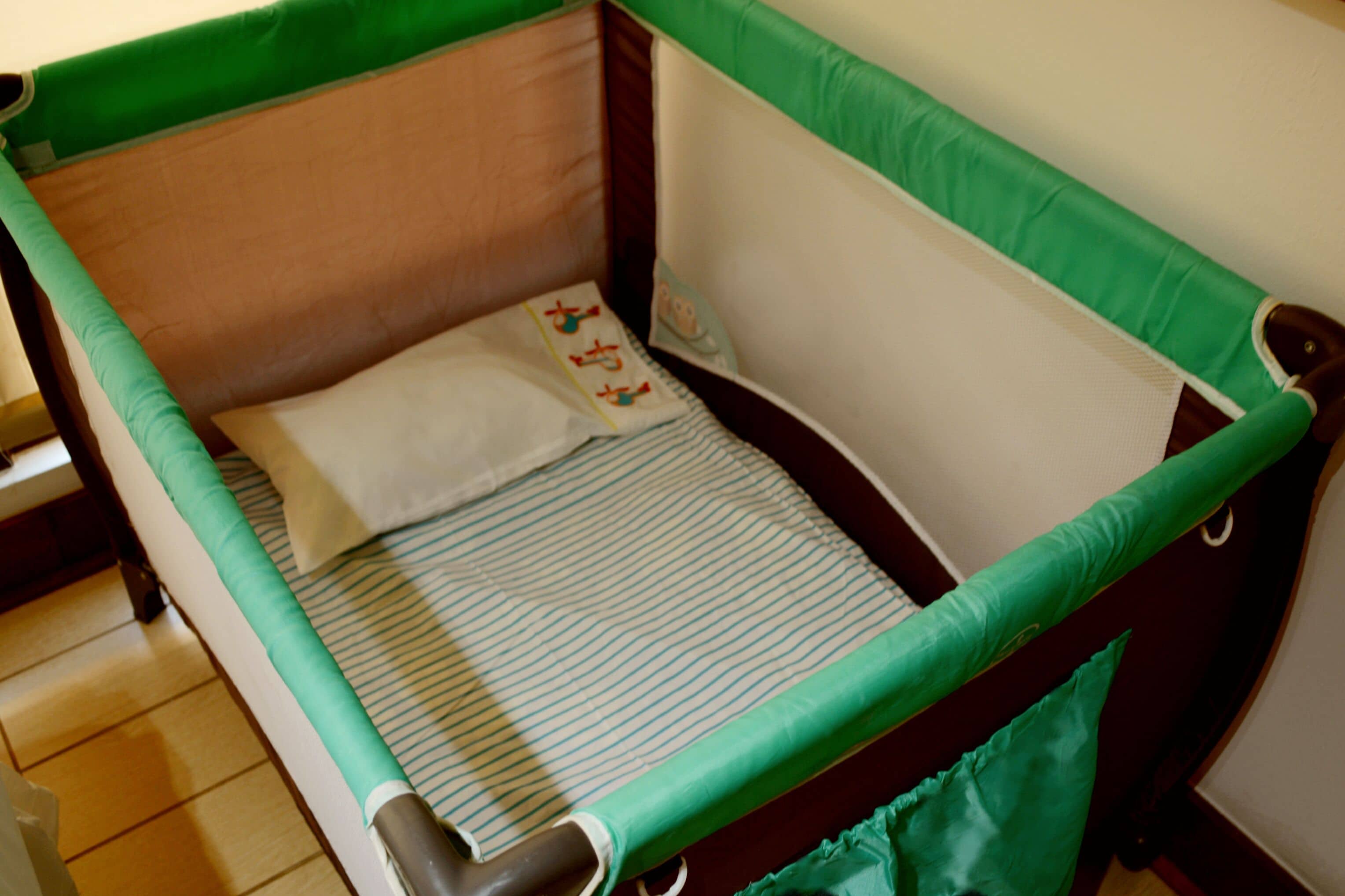 Caja de seguridad en la habitación y tabla de planchar con plancha 