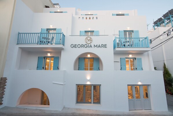 A white building with blue shutters and balconies, labeled "GEORGIA MARE". - Georgia Mare (Naxos)