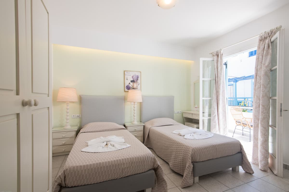 Klassieke kamer, 1 twee- of 2 eenpersoonsbedden, uitzicht op stad | Geluiddichte muren, een strijkplank/strijkijzer, gratis wifi, beddengoed