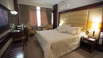 Frigobar, cofres nos quartos, escrivaninha, quartos à prova de som