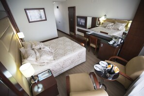 Minibar, caja fuerte, escritorio y sistema de insonorización