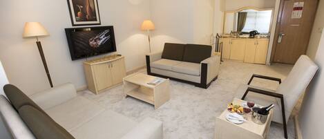 Family Room | Minibar, in-room safe, desk, soundproofing