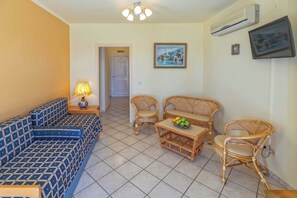 Apartment, 2 Bedrooms | Living area