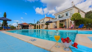 Piscina externa, guarda-sóis, espreguiçadeiras