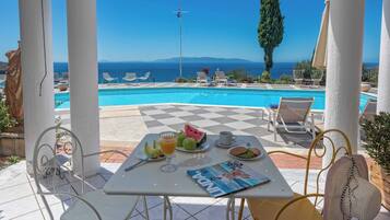 In-room safe, free cribs/infant beds, free WiFi