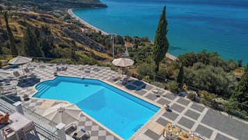 Outdoor pool, pool umbrellas, sun loungers