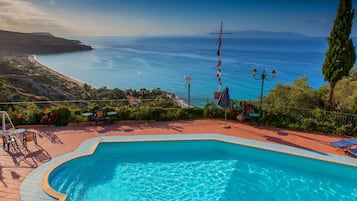 Outdoor pool, pool umbrellas, sun loungers