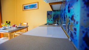 Huoneisto, 2 makuuhuonetta | Yksityinen keittiö | Jääkaappi, liesi, kahvin-/teenkeitin, vedenkeitin