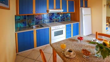 Departamento, 2 habitaciones | Cocina privada | Refrigerador, parrilla de estufa, cafetera y tetera y tetera eléctrica