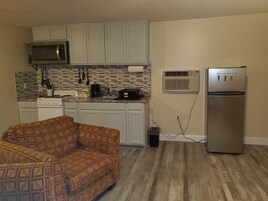 Escritorio, cortinas blackout y tabla de planchar con plancha 