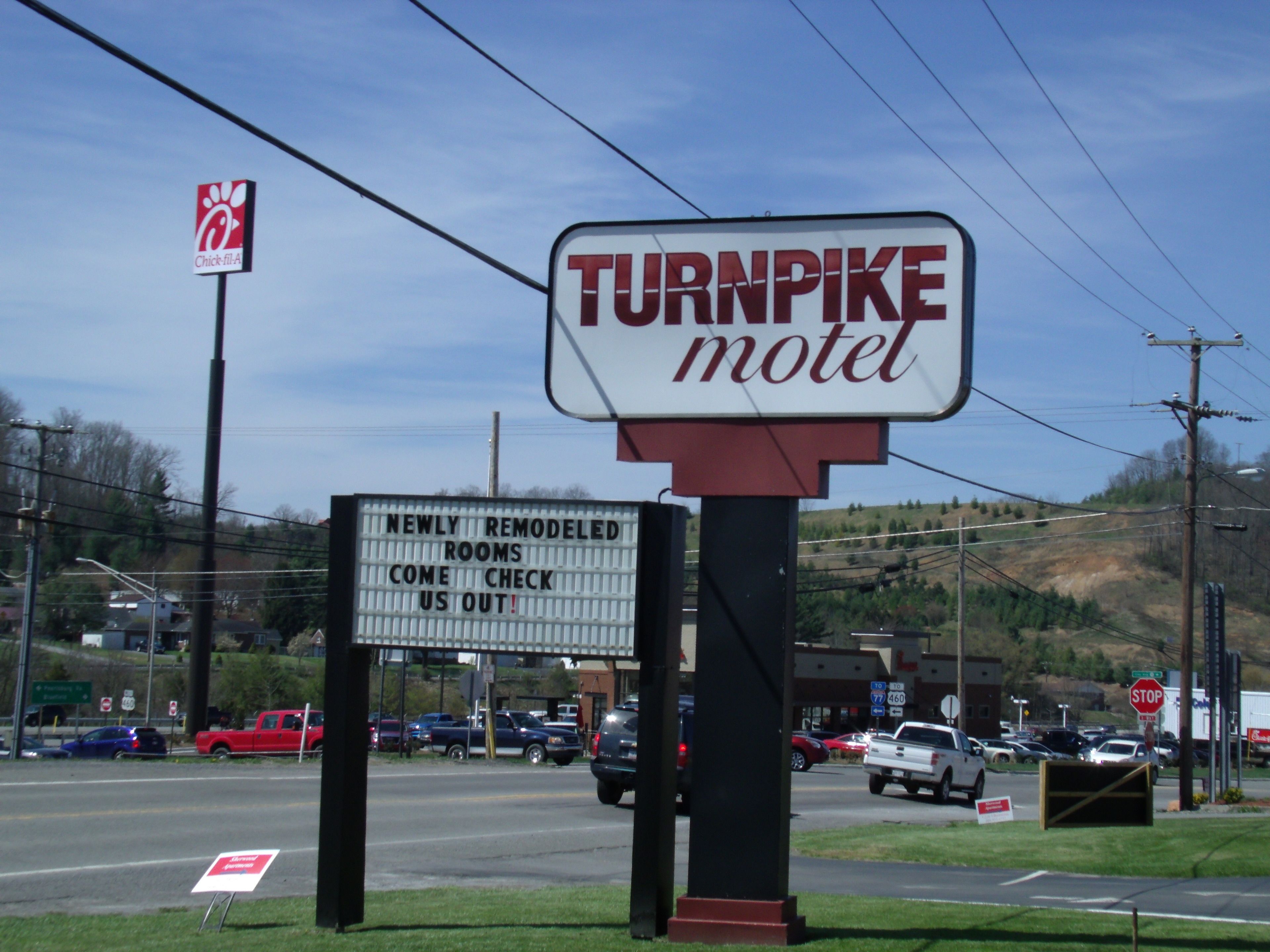 A motel sign with a message about newly remodeled rooms.