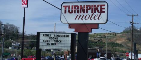 A motel sign with a message about newly remodeled rooms.