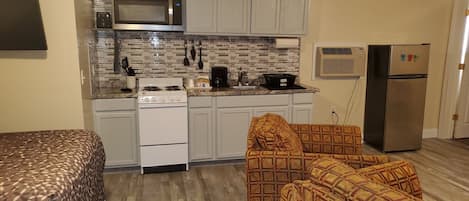 Suite estudio básica | Escritorio, cortinas opacas, tabla de planchar con plancha