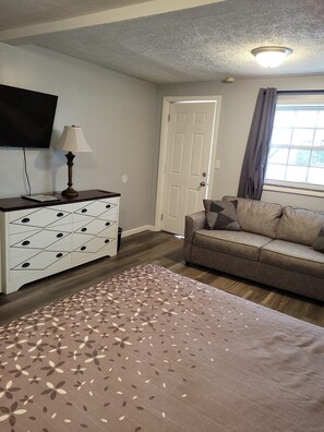 Kamar, 1 Tempat Tidur Queen, Bebas Asap Rokok | Meja kerja, tirai kedap cahaya, dan setrika/meja setrika