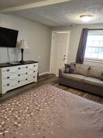 Escritorio, cortinas blackout y tabla de planchar con plancha 