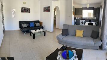 Appartement, 2 slaapkamers, uitzicht op zwembad | Woonruimte | Flatscreentelevisie en een dvd-speler