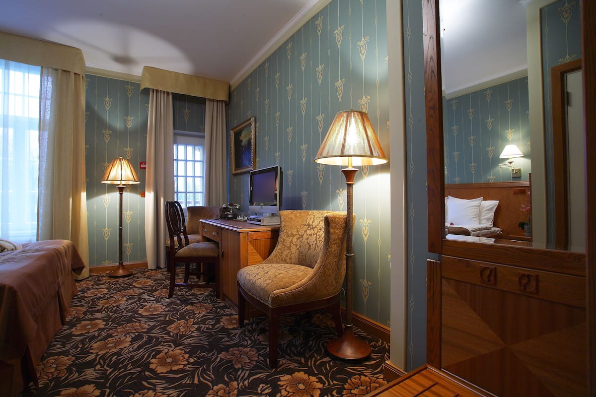 deluxe double or twin room, balcony | living area | 32-cm flat-screen tv with satellite channels, tv, netflix