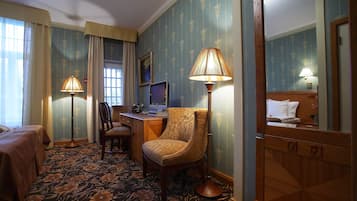 Deluxe Double or Twin Room, Balcony | Living area | 32-cm flat-screen TV with satellite channels, TV, Netflix