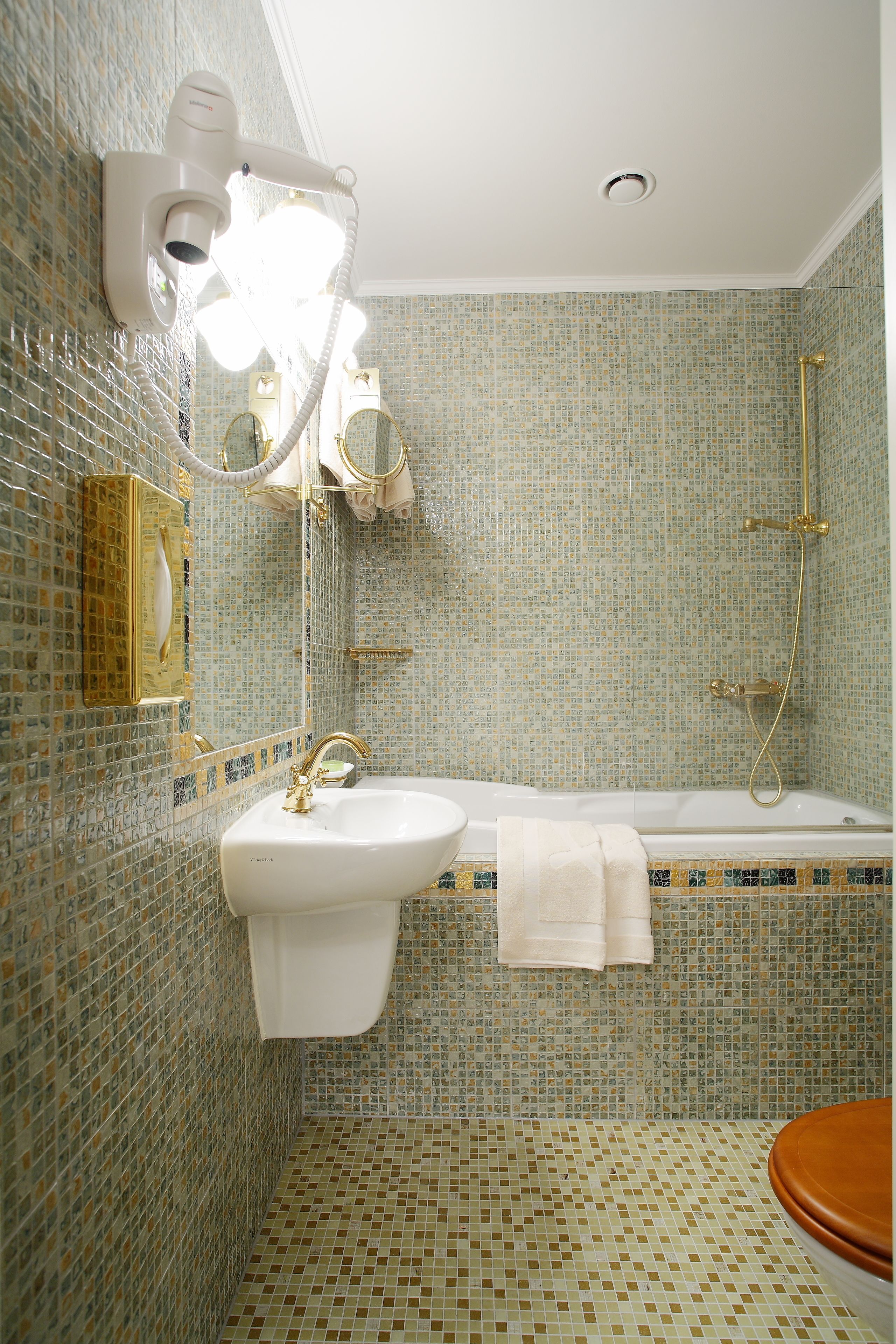 Une salle de bain avec un lavabo, un miroir et une douche.