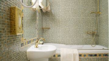 Une salle de bain avec un lavabo, un miroir et une douche.