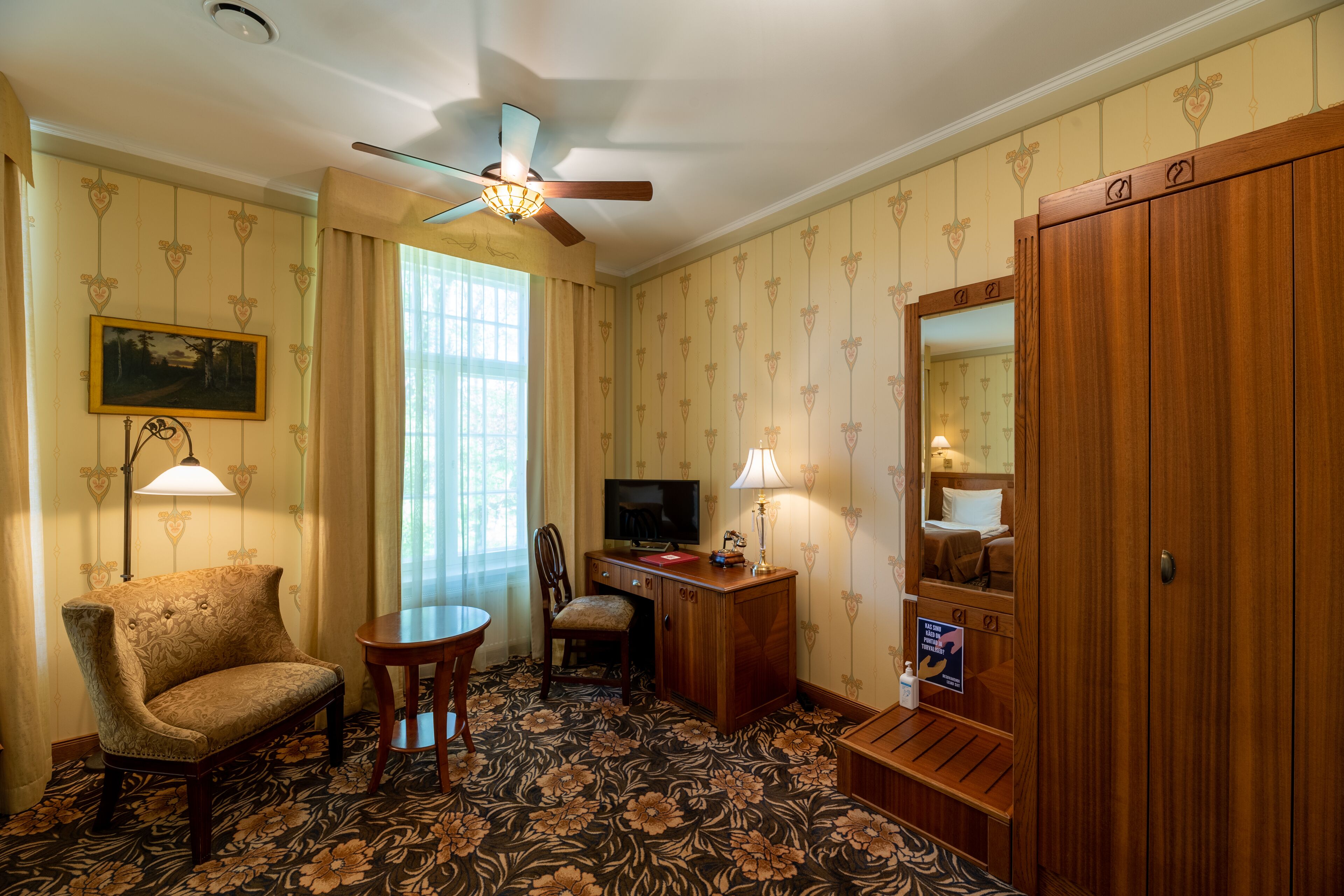 deluxe double or twin room | minibar, in-room safe, desk, blackout curtains