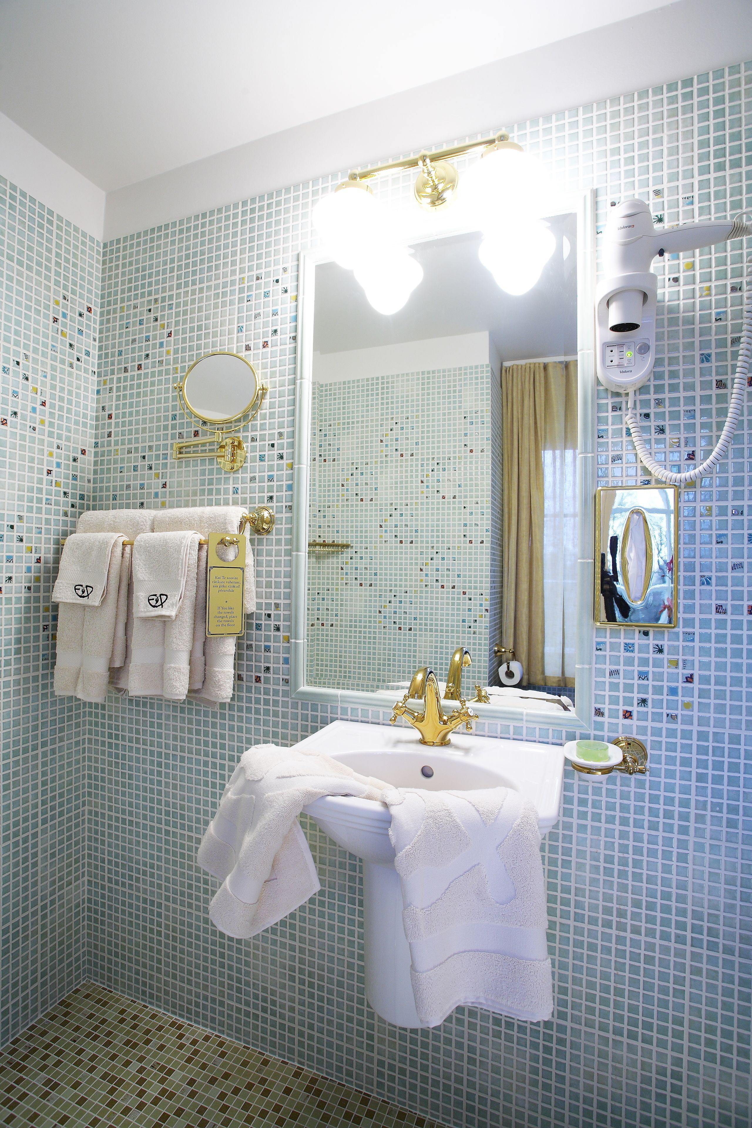 standard double or twin room | bathroom | free toiletries, hair dryer, bathrobes, slippers