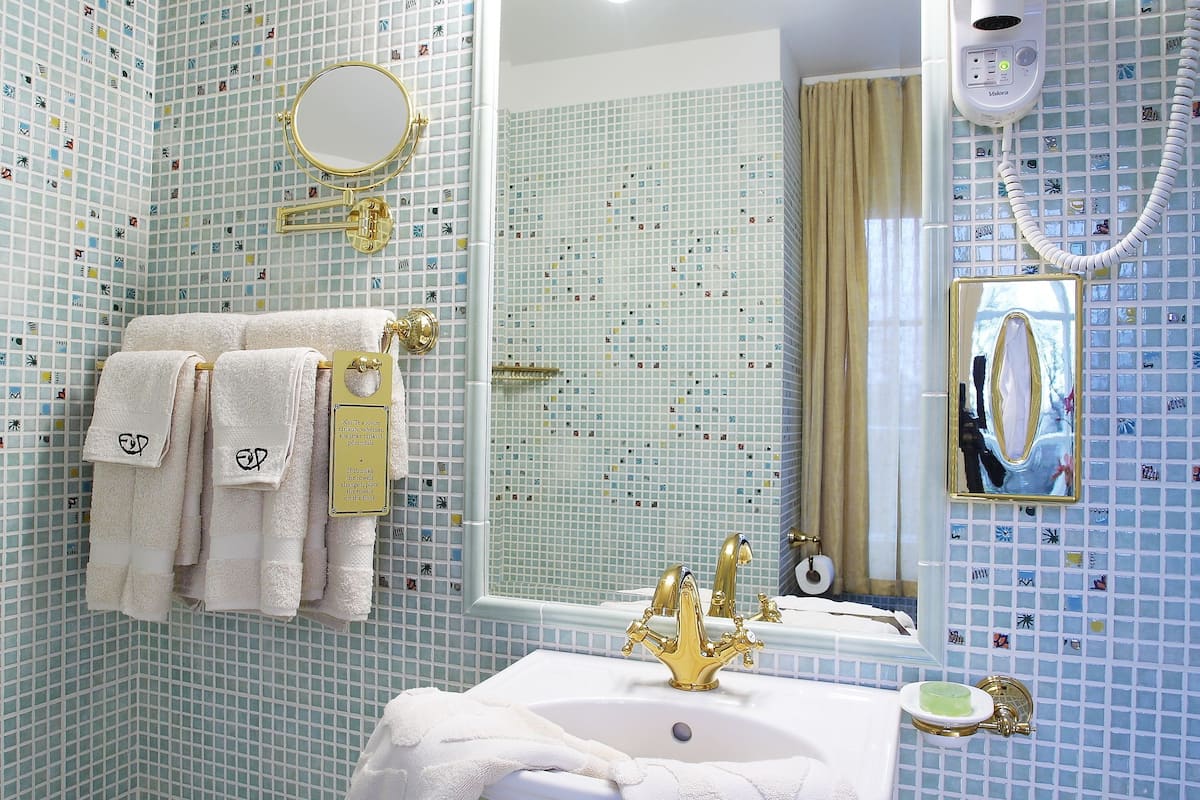 standard double or twin room | bathroom | free toiletries, hair dryer, bathrobes, slippers