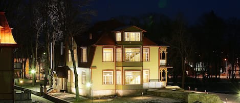 Fassade der Unterkunft – Abend/Nacht