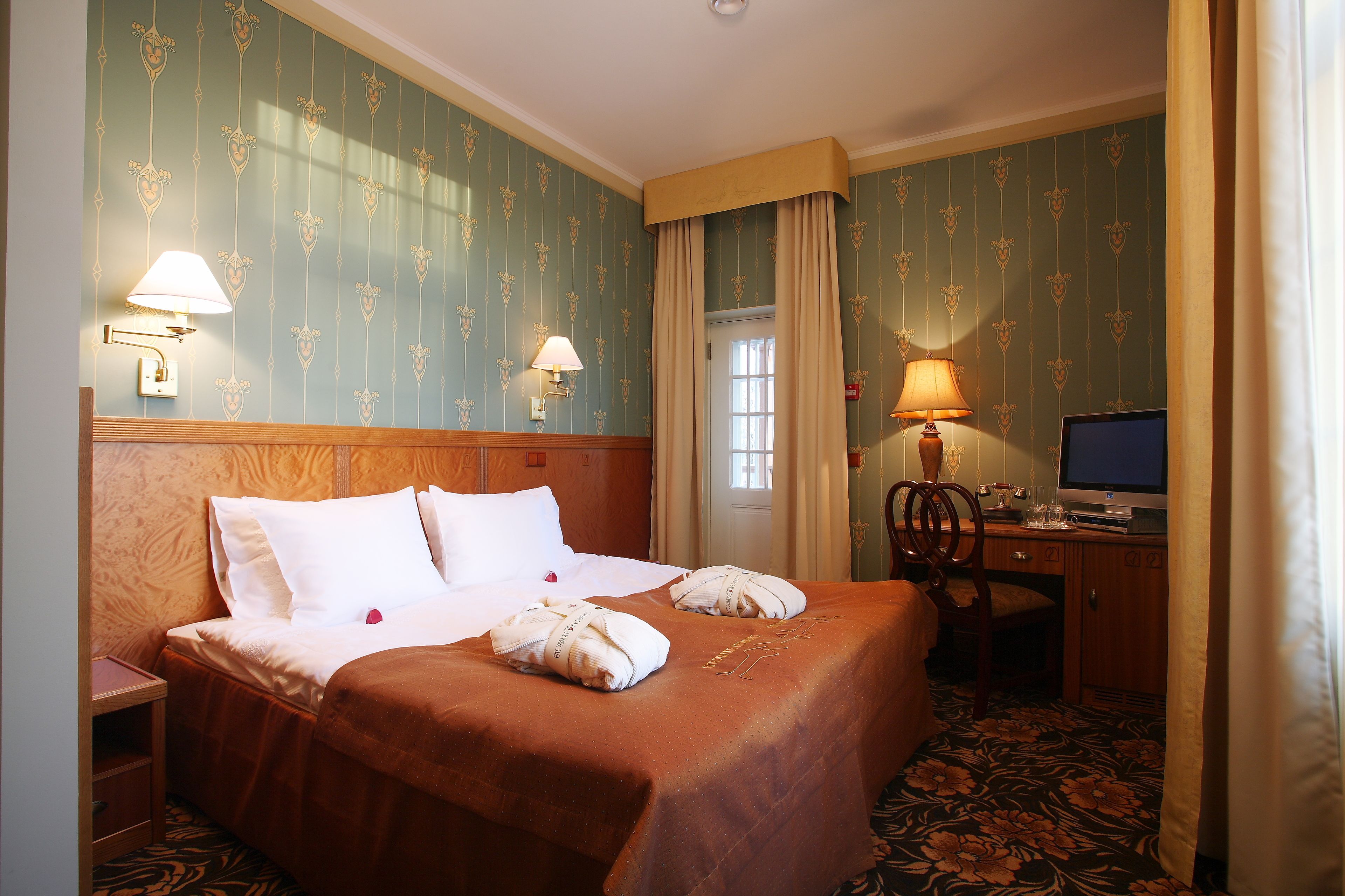 Deluxe Double or Twin Room, Balcony | Minibar, in-room safe, desk, blackout drapes