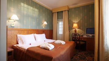Deluxe Double or Twin Room, Balcony | Minibar, in-room safe, desk, blackout drapes