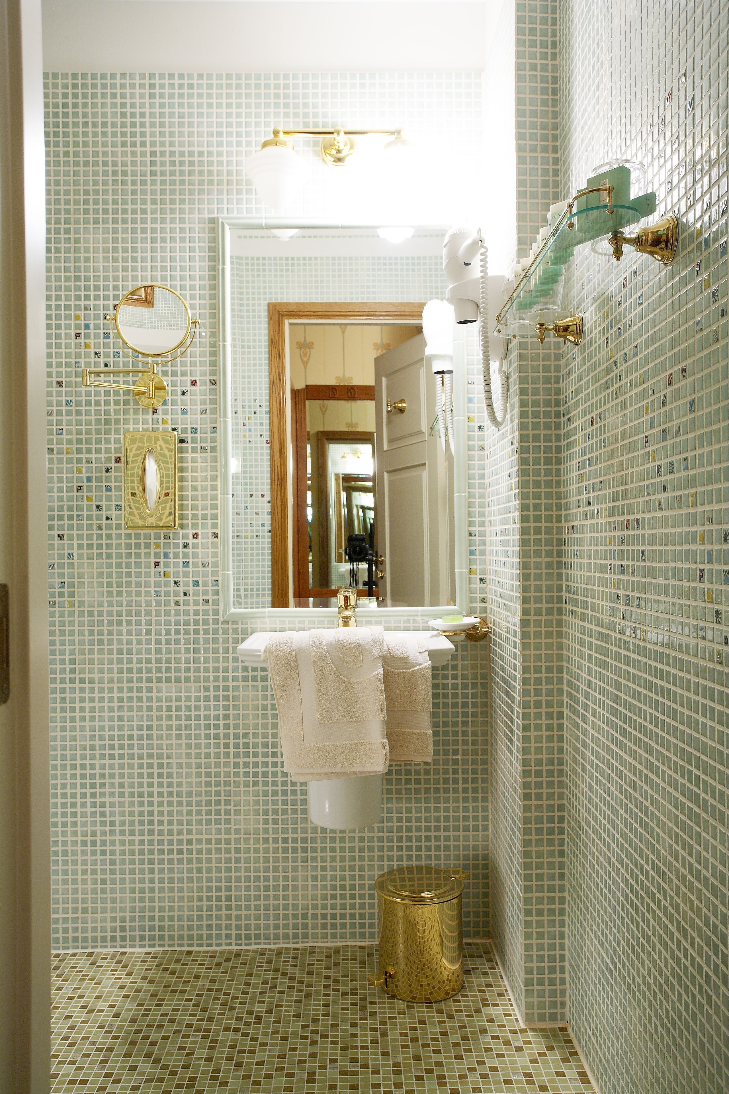 deluxe double or twin room, balcony | bathroom | free toiletries, hair dryer, bathrobes, slippers