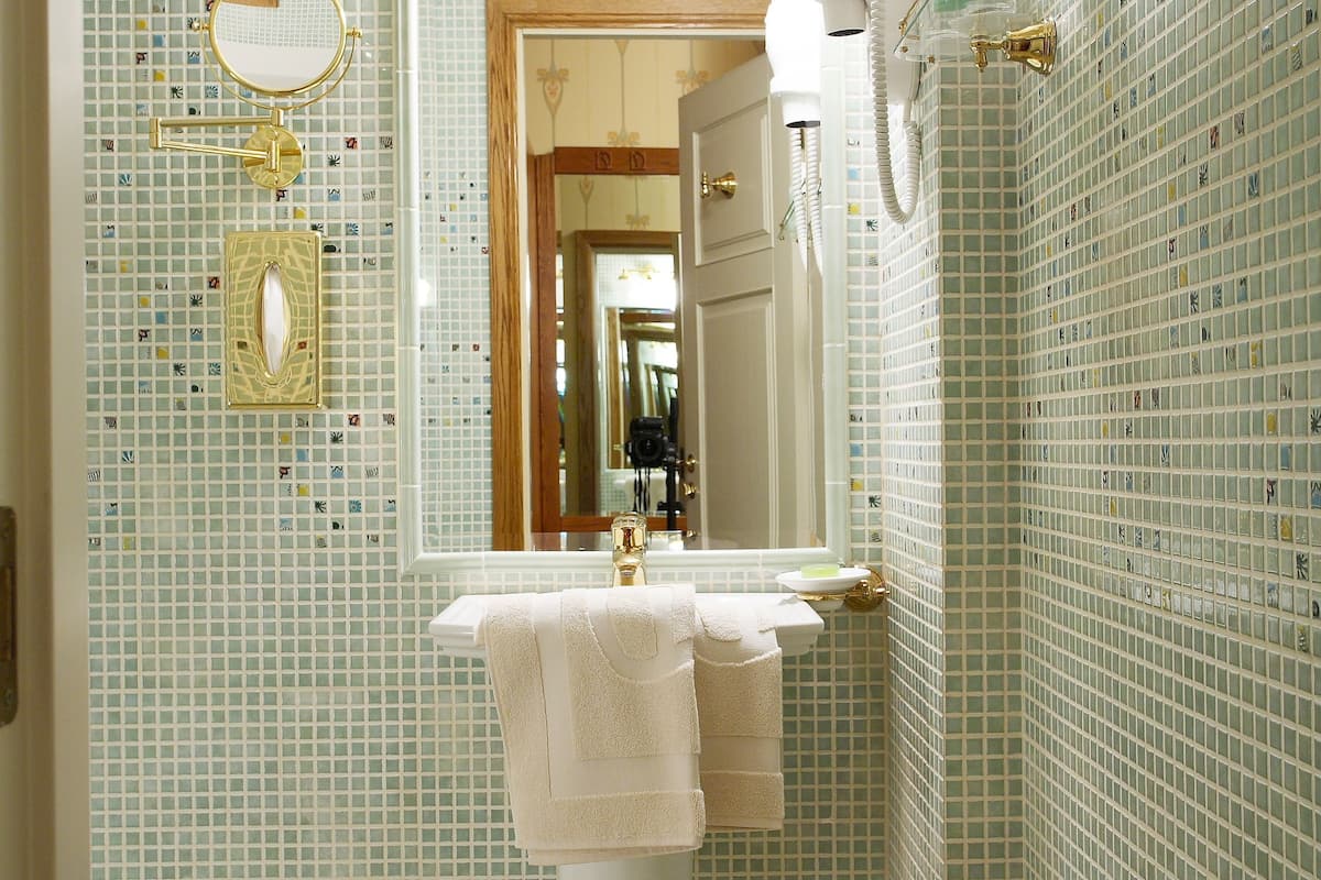 deluxe double or twin room, balcony | bathroom | free toiletries, hair dryer, bathrobes, slippers