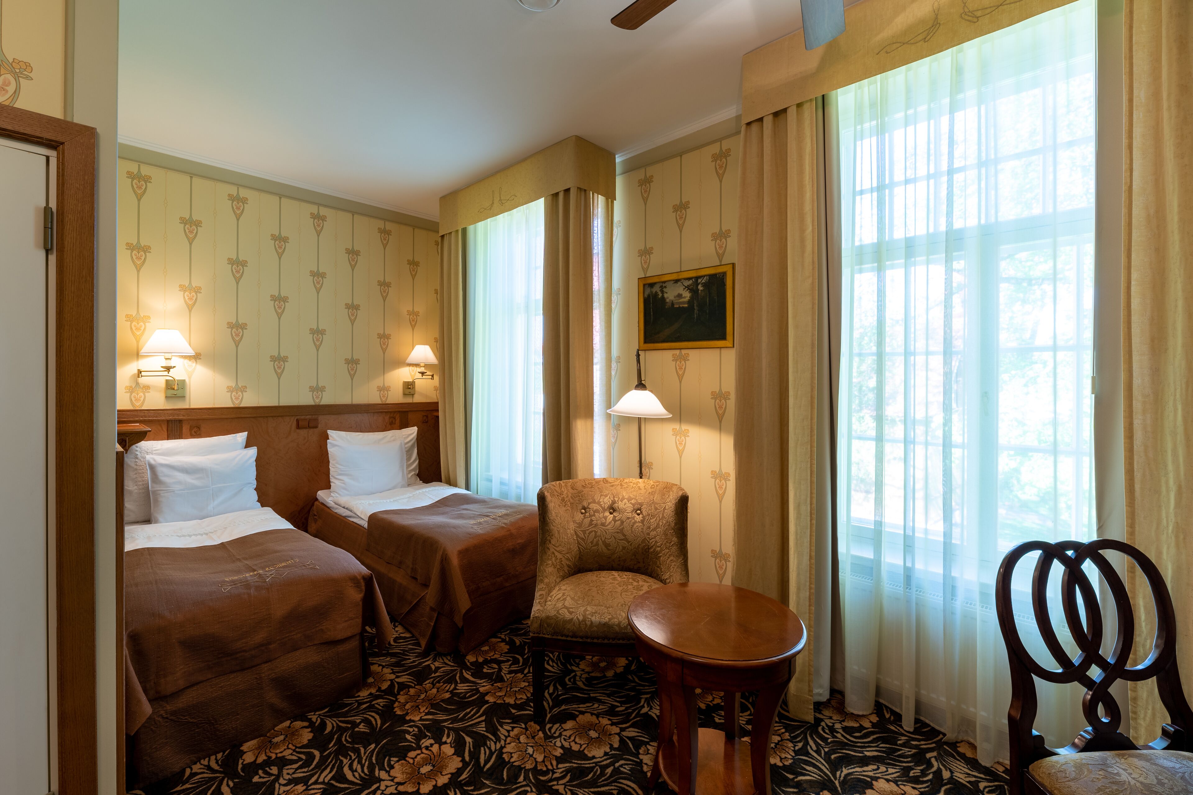 deluxe double or twin room | minibar, in-room safe, desk, blackout curtains