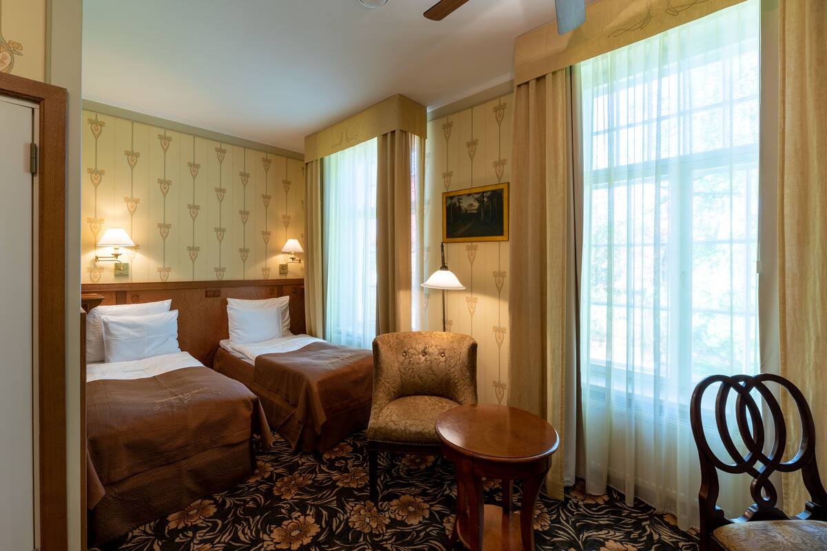 deluxe double or twin room | minibar, in-room safe, desk, blackout curtains