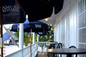 Lunch and dinner served, American cuisine - Tilton Inn (Tilton)