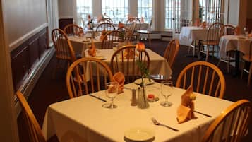 Lunch and dinner served, American cuisine