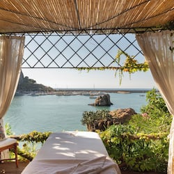 Couples treatment rooms, body treatments, hot stone massages