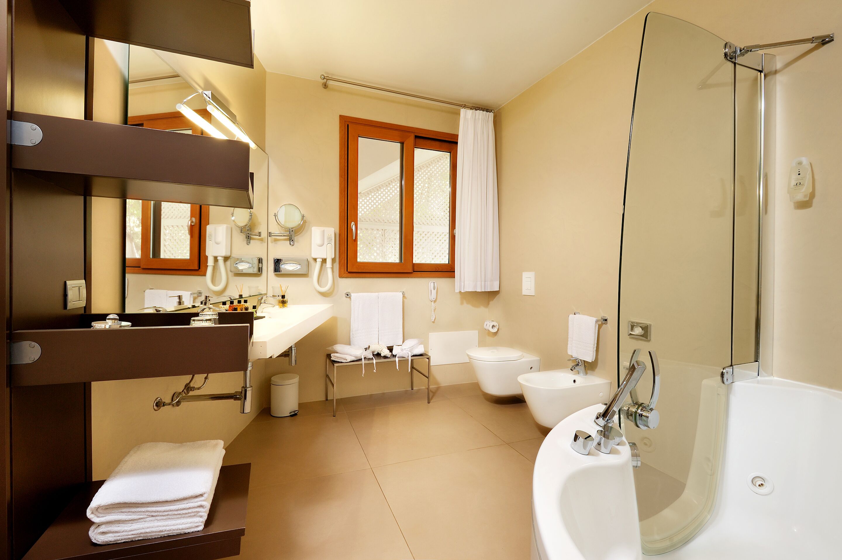 Une salle de bain moderne avec une baignoire, des toilettes et un lavabo.