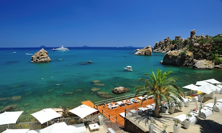 Private beach nearby, white sand, free beach shuttle, sun-loungers