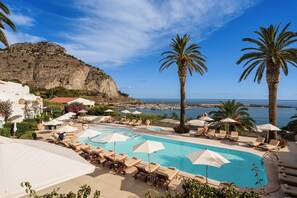 Seasonal outdoor pool, open 8:00 AM to 7:00 PM, pool umbrellas - Le Calette N°5 (Cefalù)