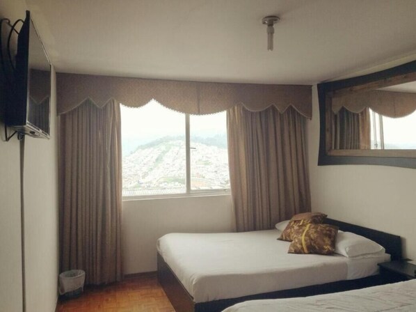 Ylelliset vuodevaatteet, työpöytä, silitysrauta/-lauta