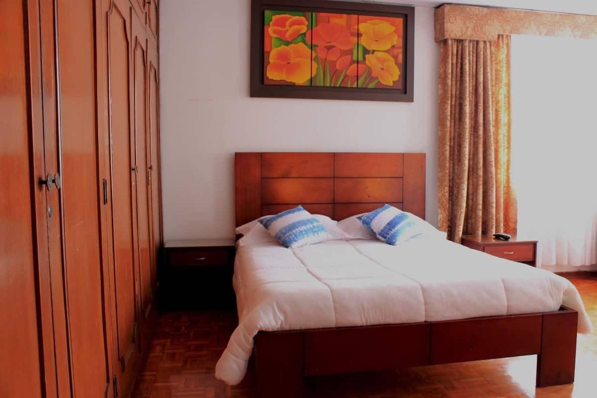 Habitación doble, baño privado | Ropa de cama de alta calidad, escritorio, tabla de planchar con plancha