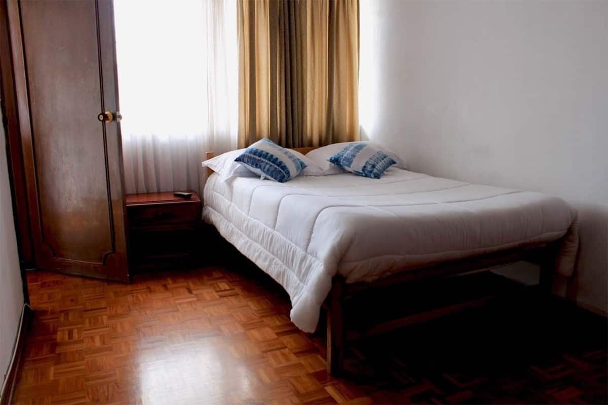 Habitación económica doble | Ropa de cama de alta calidad, escritorio, tabla de planchar con plancha
