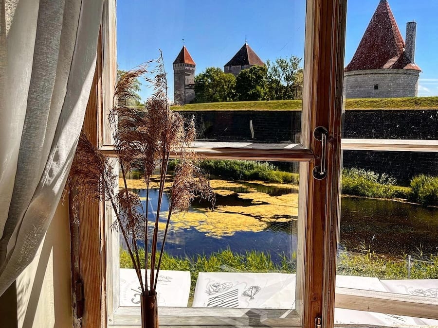 Kahden hengen deluxe-huone (yksi tai kaksi sänkyä) (With Castle View) | Näkymä järvelle