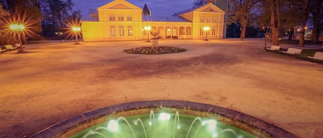Voorkant accommodatie - avond/nacht