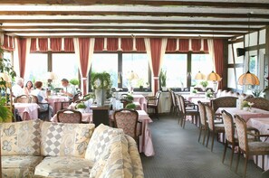 Lunch and dinner served, international cuisine