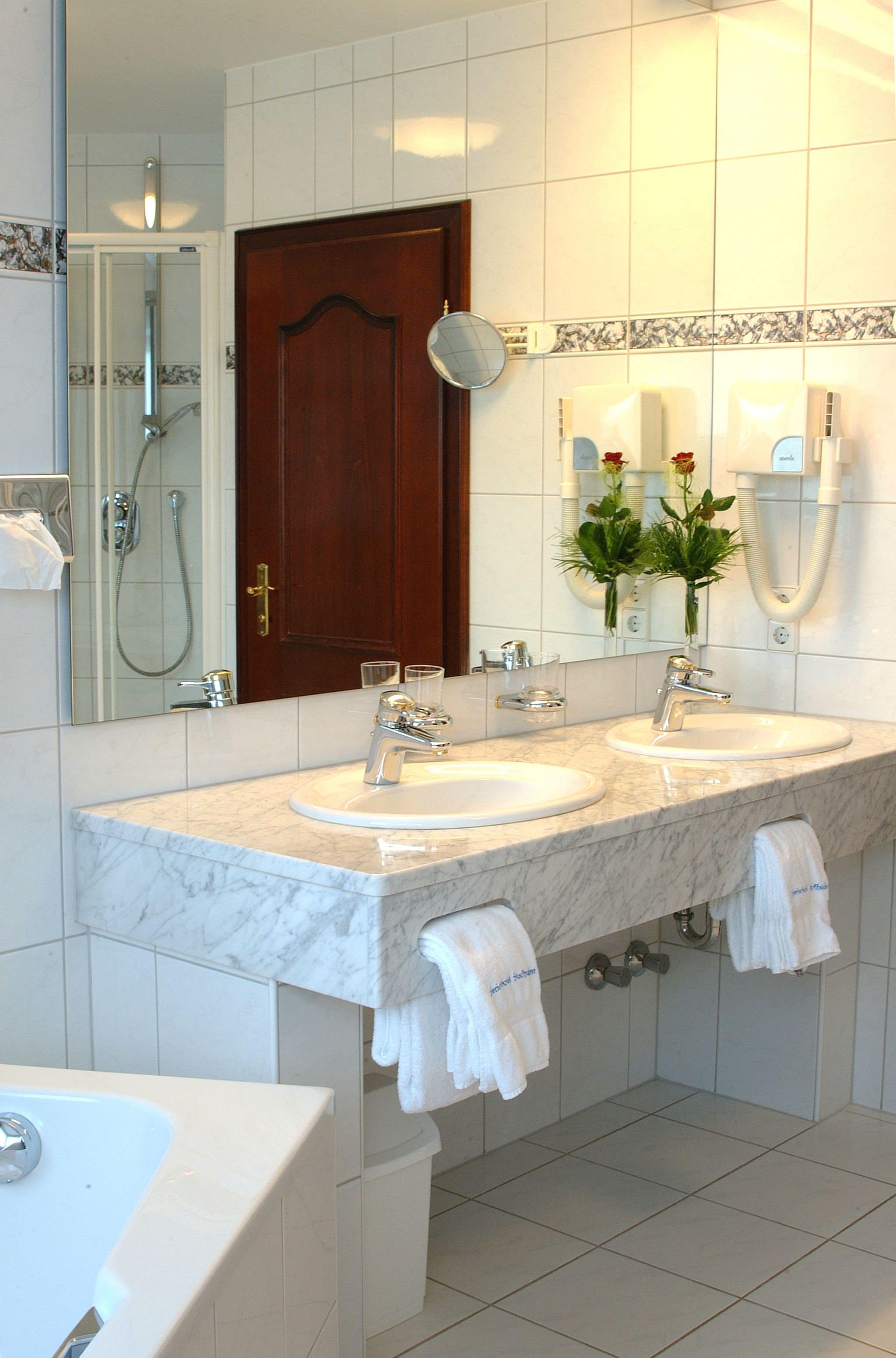 comfort double room, accessible | bathroom | hair dryer, bathrobes, towels